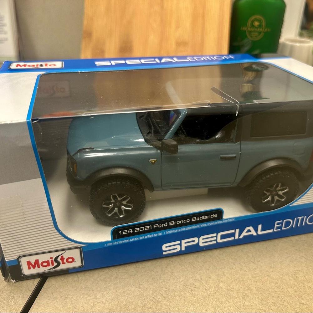 Maisto 1:24 Special Edition 2021 Ford Bronco Badlands 2 dr. Blue - Picture 5 of 7